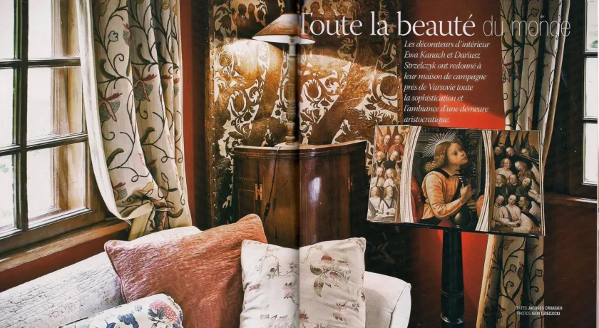 1 strona artykułu pt "Toute la beaute du monde" z francuskiego magazynu wnętrzarskiego MAISON CHIC opowiadającego o domu zaprojektowanym  przez Ewę Kanach i Darka Strzelczyka (KANACH INTERIORS)