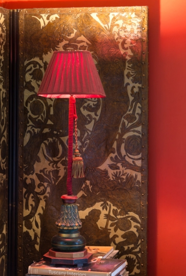Kurdyban z ręcznie wykonaną lampą. Projekt wnętrza KANACH INTERIORS