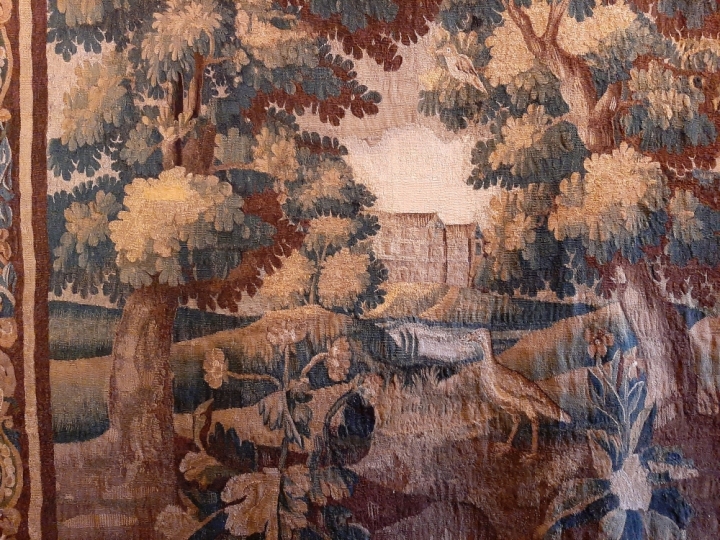 Naprawiony fragment XVIII-wiecznej tapiserii, konserwację wykonała Ewa Kanach