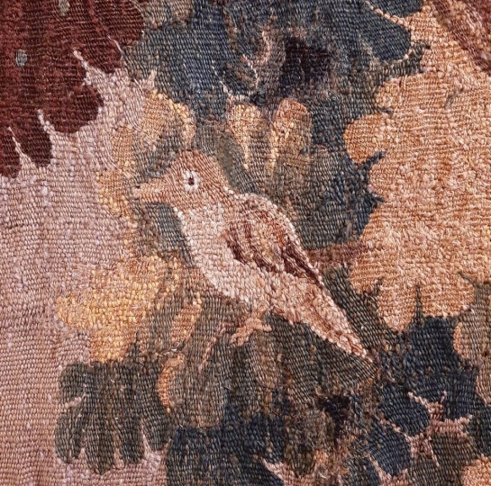 Naprawiony fragment XVIII-wiecznej tapiserii, konserwację wykonała Ewa Kanach