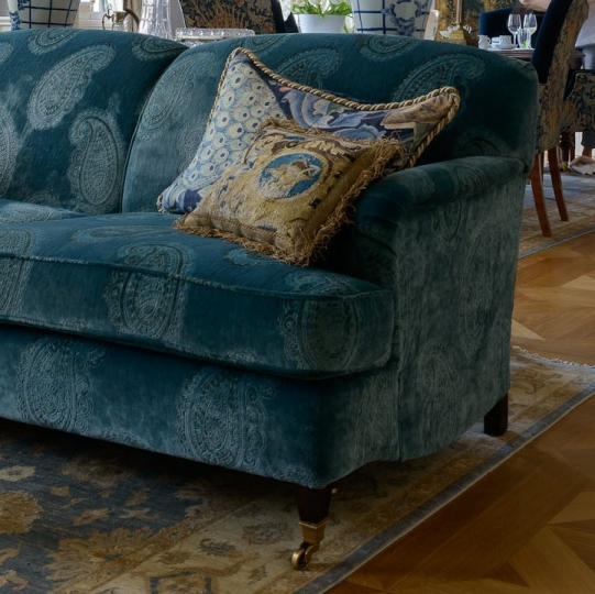 Sofa obita tłoczonym aksamitem marki Zoffany z poduszką uszytą z fragmentu tapiserii, Projekt Ewa Kanach.