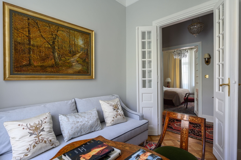 Apartament w stylu klasycznym w starej kamienicy, pokój gościnny, stare, antyczne dywany, przedwojenna sztukateria, stare parkiety dębowe,