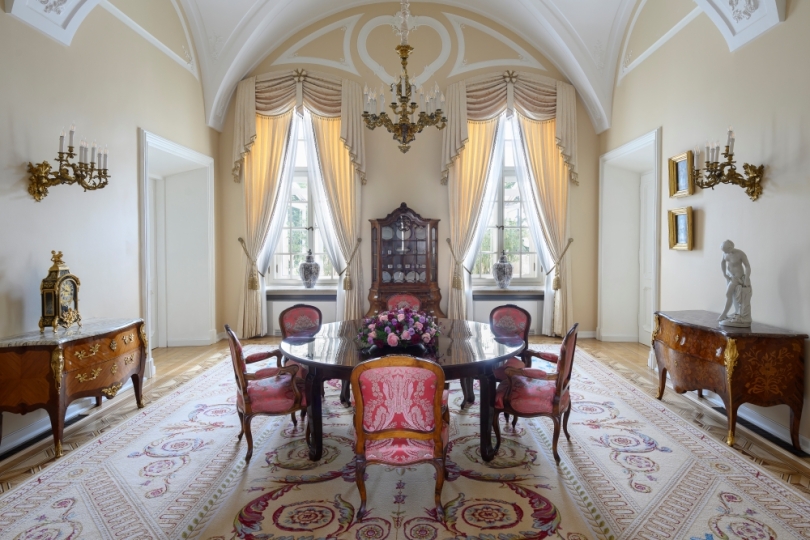 Pałac Prezydencki Krakowskie Przedmieście, Sala Jadalna, Projekt dywanu, projekt dekoracji okiennych,  projekt tapicerki meblowej, projekt wnętrz pałacowych, projektowanie wnętrz historycznych, Projektowanie wnętrz muzealnych, Projektowanie wnętrz klasycznych,