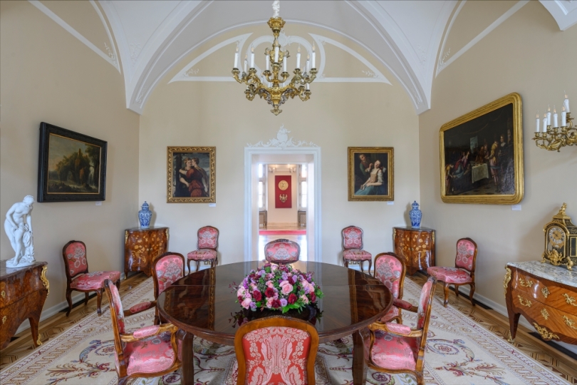 Pałac Prezydencki Krakowskie Przedmieście, Sala Jadalna, Projekt dywanu, projekt dekoracji okiennych,  projekt tapicerki meblowej, projekt wnętrz pałacowych, projektowanie wnętrz historycznych, Projektowanie wnętrz muzealnych, Projektowanie wnętrz klasycznych,
