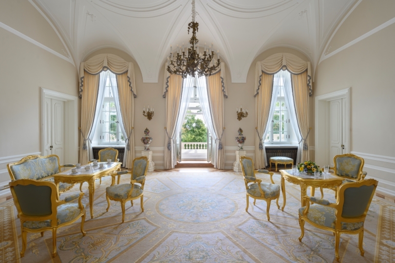 Pałac Prezydencki Krakowskie Przedmieście, Sala Biała, Projekt dywanu, projekt dekoracji okiennych,  projekt tapicerki meblowej, projekt wnętrz pałacowych, projektowanie wnętrz historycznych, Projektowanie wnętrz muzealnych, Projektowanie wnętrz klasycznych,