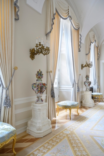 Pałac Prezydencki Krakowskie Przedmieście, Sala Biała, Projekt dywanu, projekt dekoracji okiennych,  projekt tapicerki meblowej, projekt wnętrz pałacowych, projektowanie wnętrz historycznych, Projektowanie wnętrz muzealnych, Projektowanie wnętrz klasycznych,