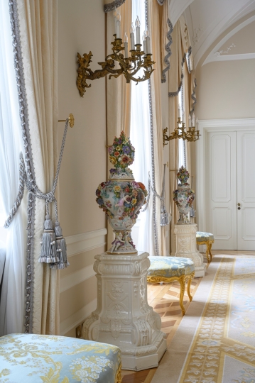 Pałac Prezydencki Krakowskie Przedmieście, Sala Biała, Projekt dywanu, projekt dekoracji okiennych,  projekt tapicerki meblowej, projekt wnętrz pałacowych, projektowanie wnętrz historycznych, Projektowanie wnętrz muzealnych, Projektowanie wnętrz klasycznych,