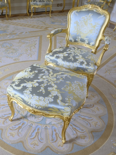 Pałac Prezydencki Krakowskie Przedmieście, Sala Biała, Projekt dywanu, projekt dekoracji okiennych,  projekt tapicerki meblowej, projekt wnętrz pałacowych, projektowanie wnętrz historycznych, Projektowanie wnętrz muzealnych, Projektowanie wnętrz klasycznych,