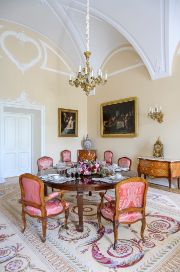 Pałac Prezydencki Krakowskie Przedmieście, Sala Jadalna, Projekt tapicerki meblowej, projekt dywanu,  projekt wnętrz pałacowych, projektowanie wnętrz historycznych, Projektowanie wnętrz muzealnych, Projektowanie wnętrz klasycznych,