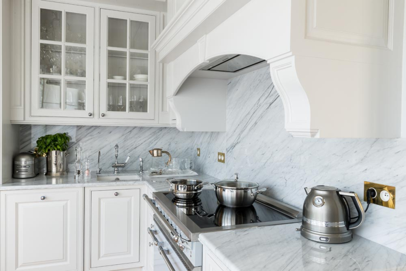 Kuchnia na wymiar zaprojektowana w nieregularnym układzie apartamentu, Kanach Interiors.”