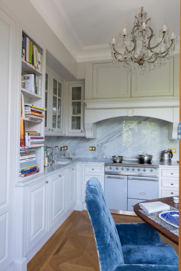 Kuchnia na wymiar zaprojektowana w nieregularnym układzie apartamentu, Kanach Interiors.”