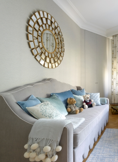 Sofa do pokoju dziecięcego z wysuwaną szufladą z dodatkowym miejscem do spania. Projekt Ewa Kanach