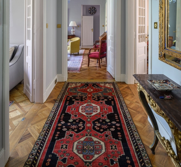 Antyczny dywan w holu, wnętrze zaprojektowała architekt wnętrz klasycznych Ewa Kanach