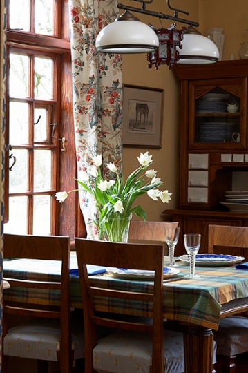 Kuchnia z antycznym kredensem. Projekt wnętrza KANACH INTERIORS