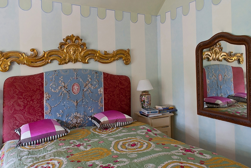 Sypialnia z łóżkiem z tapicerowanym zagłówkiem. Projekt wnętrza KANACH INTERIORS