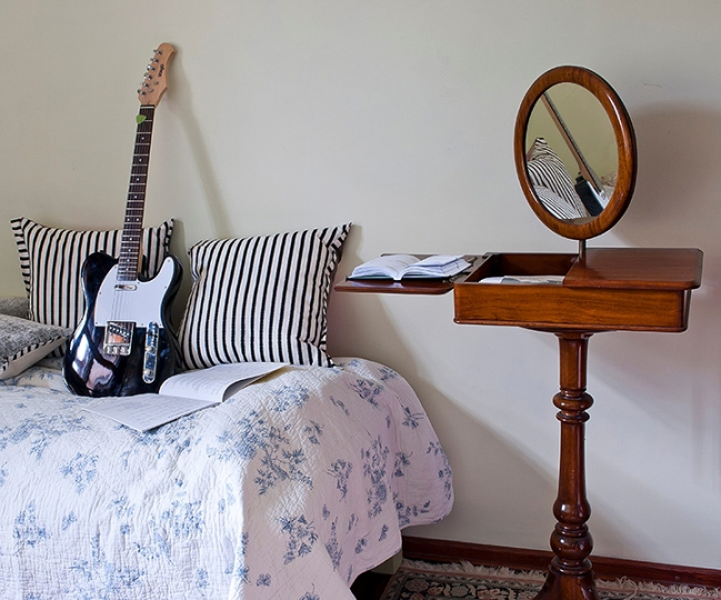 Pokój muzyczny z angielskim stolikiem z lustrem. Projekt wnętrza KANACH INTERIORS