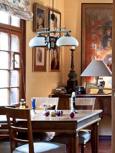 Kuchnia z orientalnym obrazem na ścianie. Projekt wnętrza KANACH INTERIORS