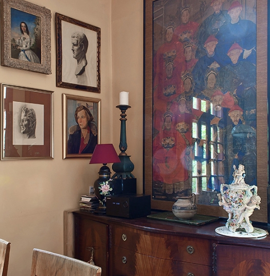 Kuchnia z orientalnym obrazem na ścianie i kolekcja portretów. Projekt wnętrza KANACH INTERIORS