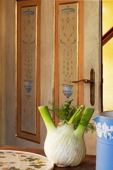 Fragment ręcznie malowanych ornamentów na drzwiach do kuchni. Projekt i wykonanie KANACH INTERIORS
