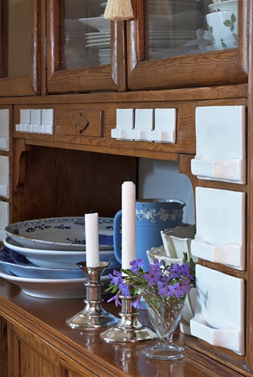 Fragment kredensu z ceramicznymi szufladkami. Projekt wnętrza KANACH INTERIORS