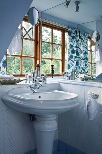 Łazienka z widokiem na ogród. Projekt wnętrza KANACH INTERIORS