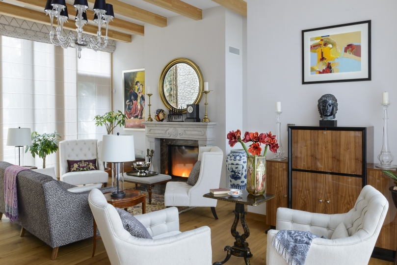 Salon z kominkiem marmurowym. Projekt wnętrza KANACH INTERIORS