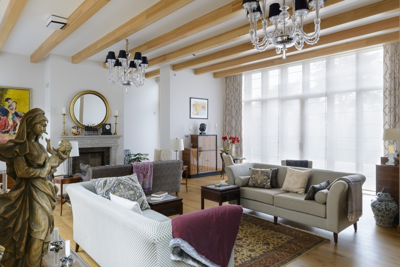 Salon z kominkiem marmurowym. Projekt wnętrza KANACH INTERIORS