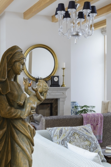 Antyczna rzeźba sakralna w salonie. Projekt wnętrza KANACH INTERIORS