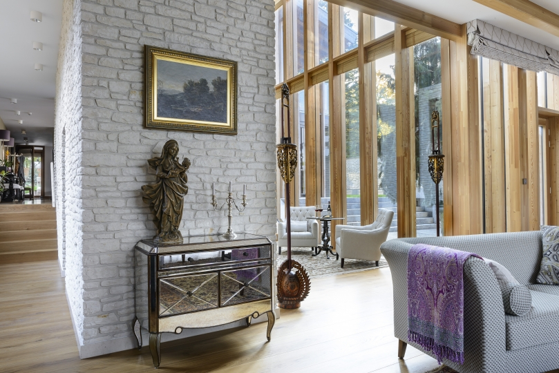 Salon, ściana z ogromnymi przeszkleniami. Projekt wnętrza KANACH INTERIORS
