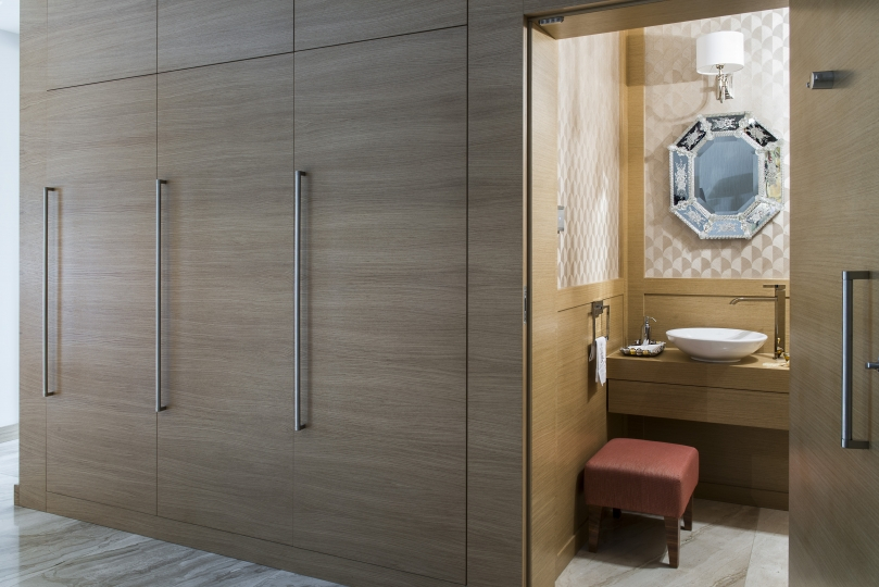Zabudowa meblowa w holu z widokiem na łazienkę gościnną. Projekt wnętrza KANACH INTERIORS