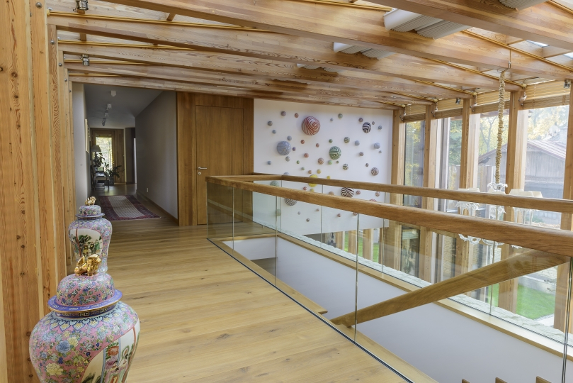Hol na piętrze z widokiem rzeźbione kule. Projekt wnętrza KANACH INTERIORS