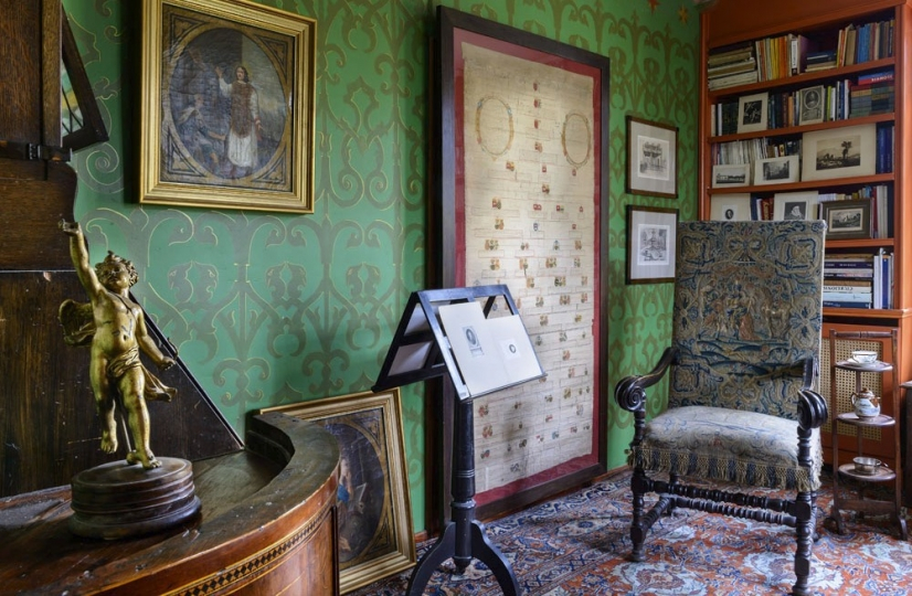 Gabinet zielony z ręcznie malowanymi na ścianie ornamentami. Projekt wnętrza KANACH INTERIORS