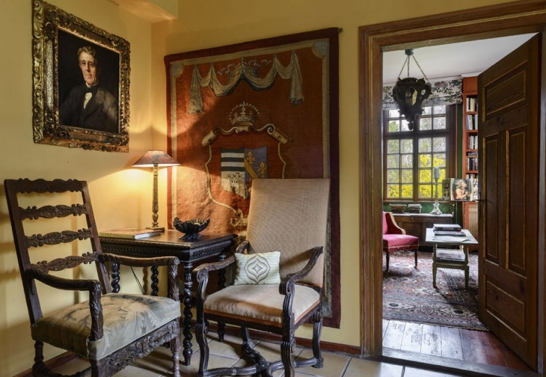 Hol z ręcznie tkanym gobelinem.  Projekt wnętrza KANACH INTERIORS
