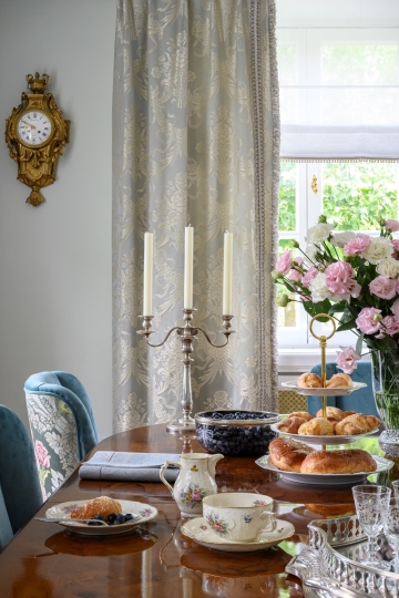 Projektowanie zasłon, firanek, dekoracji okiennych, projektowanie mebli tapicerowanych na zamówienie, Projektowanie wnętrz historycznych, projektowanie wnętrz muzealnych, projektowanie wnętrz klasycznych, projektowanie wnętrz stylowch pełnych antyków