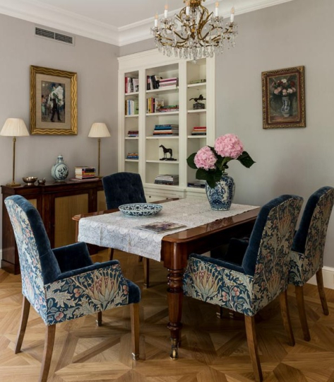 Salon połączony z jadalnią w apartamencie w centrum Warszawy, urządzony z wykorzystaniem antyków i mebli tapicerowanych na zamówienie, projekt Kanach Interiors.”