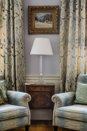 Salon, 2 fotele zasłony z tkaniny marki Zoffany, włoskie, antyczne comodino. Projekt wnętrza KANACH INTERIORS