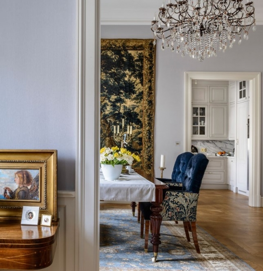 Widok z salonu na jadalnię, dalej wejście do kuchni. Projekt wnętrza KANACH INTERIORS