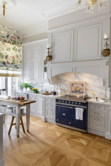 Kuchnia z granatowym piecem Lacanche i marmurowym blatem Calacatta, klasyczna zabudowa kuchenna wykonana na zamówienie. Projekt wnętrza KANACH INTERIORS