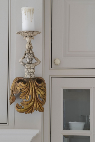 Kuchnia, detal, renesansowy świecznik na wiszącej szafce kuchennej, Projekt wnętrza KANACH INTERIORS