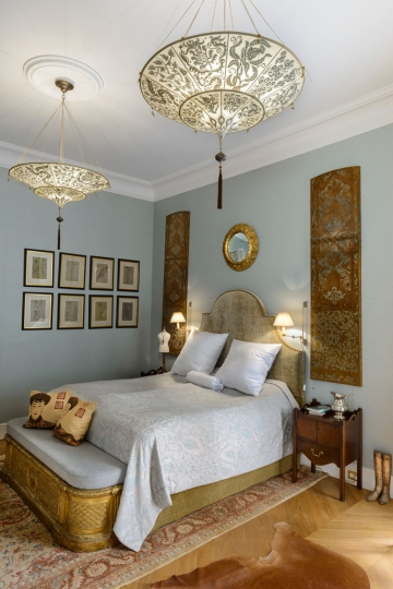 Sypialnia. Sypialnia z jedwabną, ręcznie malowaną lampą Fortuny’ego przywiezioną z Wenecji. Projekt wnętrza KANACH INTERIORS