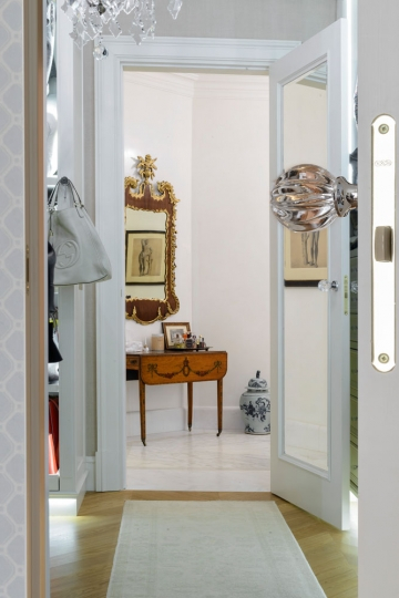 Widok z sypialni na łazienkę główną. Projekt wnętrz KANACH INTERIORS