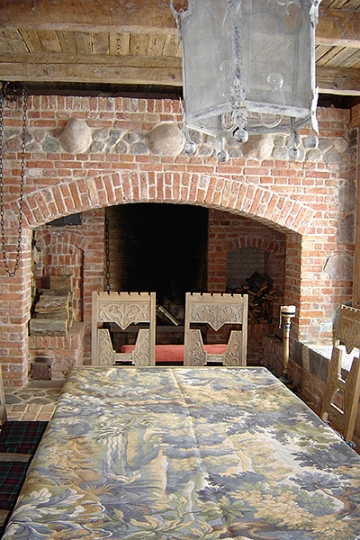 Kominek murowany z cegły z otwartym paleniskiem. projekt wnętrza Kanach Interiors