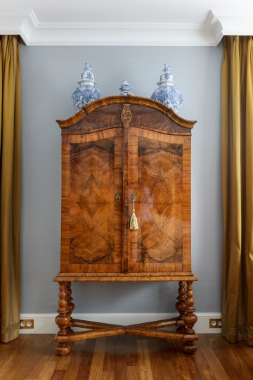 Antyczna szafa, antyki we wnętrzach współczesnych, projektowanie wnętrz ponadczasowych, projektowanie wnętrz stylowych, projektowanie wnętrz klasycznych.