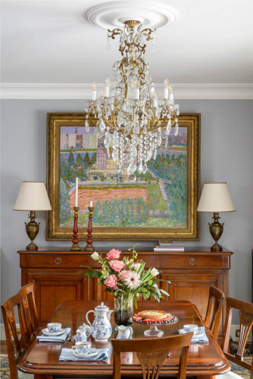Jadalnia w stylu klasycznym pełen antyków, malarstwo nowoczesne w klasycznych wnętrzach,kryształowy żyrandol, stylowy stół i bufet do jadalni, projektowanie wnętrz ponadczasowych, projektowanie wnętrz stylowych, projektowanie wnętrz klasycznych.