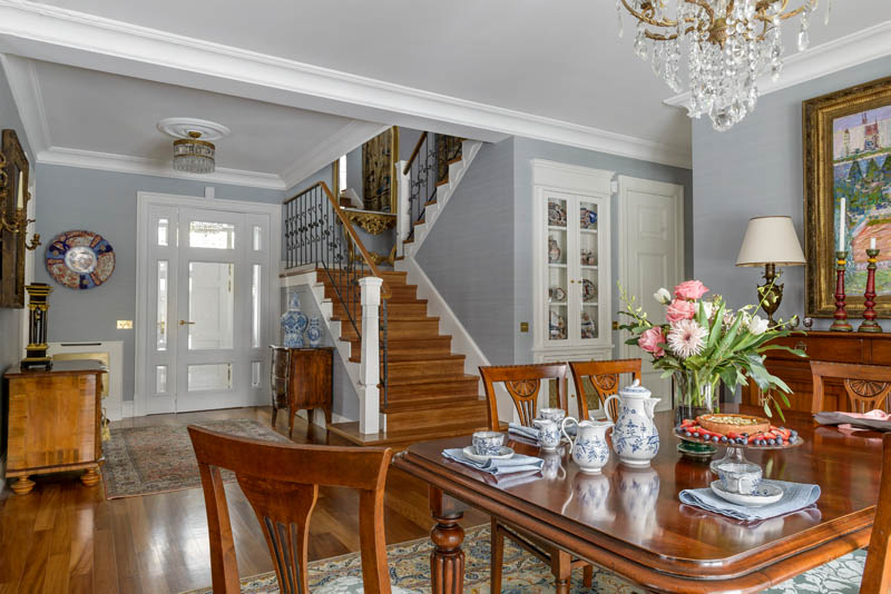 Jadalnia i hol w stylu klasycznym pełen antyków, malarstwo nowoczesne w klasycznych wnętrzach,kryształowy żyrandol, stylowy stół i bufet do jadalni, projektowanie wnętrz ponadczasowych, projektowanie wnętrz stylowych, projektowanie wnętrz klasycznych, projektowanie mebli wykonywanych na zamówienie.