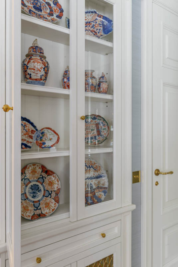 Witryna biała, projektowanie wnętrz klasycznych, projektowanie mebli wykonywanych na zamówienie.