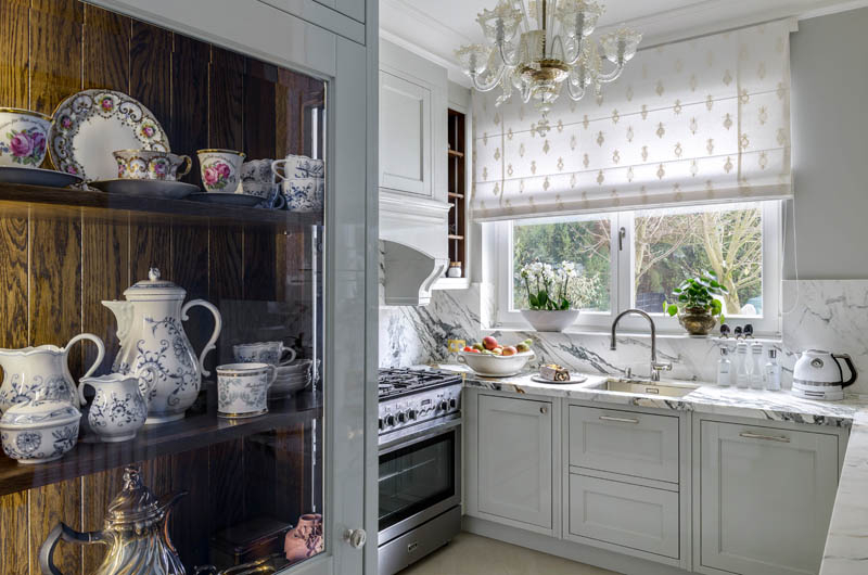 Kuchnia w stylu klasycznym, meble kuchenne na zamówienie, projektowanie kuchni w stylu klasycznym, stylowa kuchnia, kolekcja ceramiki ozdobnej w kuchni stylowej, blat marmurowy do kuchni, żyrandol z Murano, projektowanie wnętrz ponadczasowych