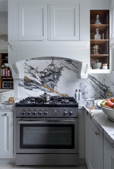 Kuchnia w stylu klasycznym, meble kuchenne na zamówienie, projektowanie kuchni w stylu klasycznym, stylowa kuchnia, kolekcja ceramiki ozdobnej w kuchni stylowej, blat marmurowy do kuchni, projektowanie wnętrz ponadczasowych