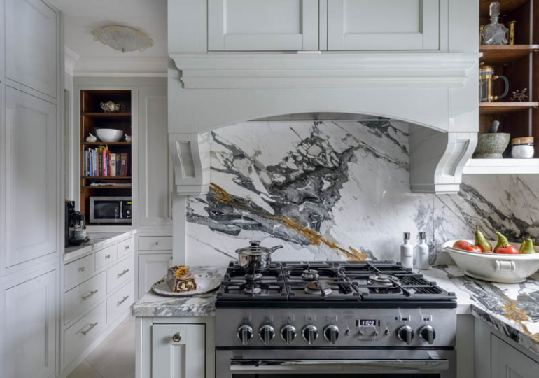 Kuchnia w stylu klasycznym, meble kuchenne na zamówienie, projektowanie kuchni w stylu klasycznym, stylowa kuchnia, kolekcja ceramiki ozdobnej w kuchni stylowej, blat marmurowy do kuchni, projektowanie wnętrz ponadczasowych