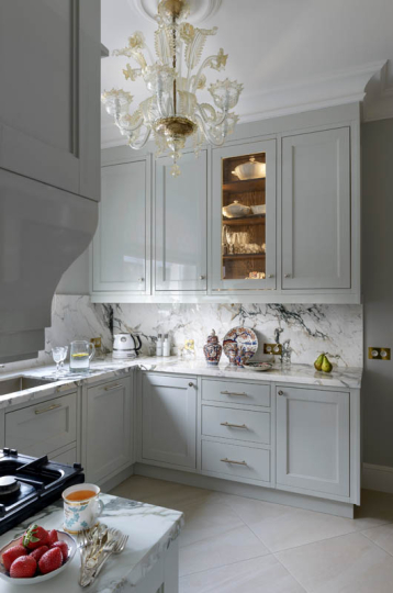 Kuchnia w stylu klasycznym, meble kuchenne na zamówienie, projektowanie kuchni w stylu klasycznym, stylowa kuchnia, kolekcja ceramiki ozdobnej w kuchni stylowej, blat marmurowy do kuchni, żyrandol z Murano, projektowanie wnętrz ponadczasowych